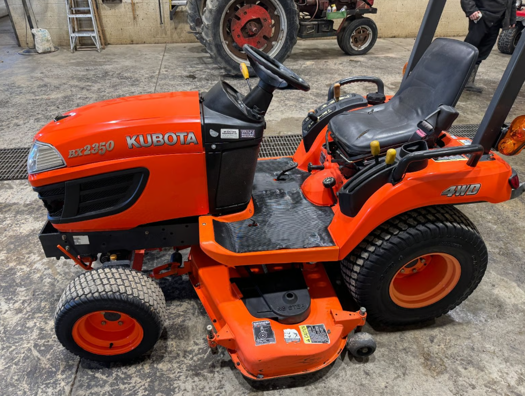 tractor kubota bx2350 con cortadora 54" tractor kubota bx2350 con cortadora 54"